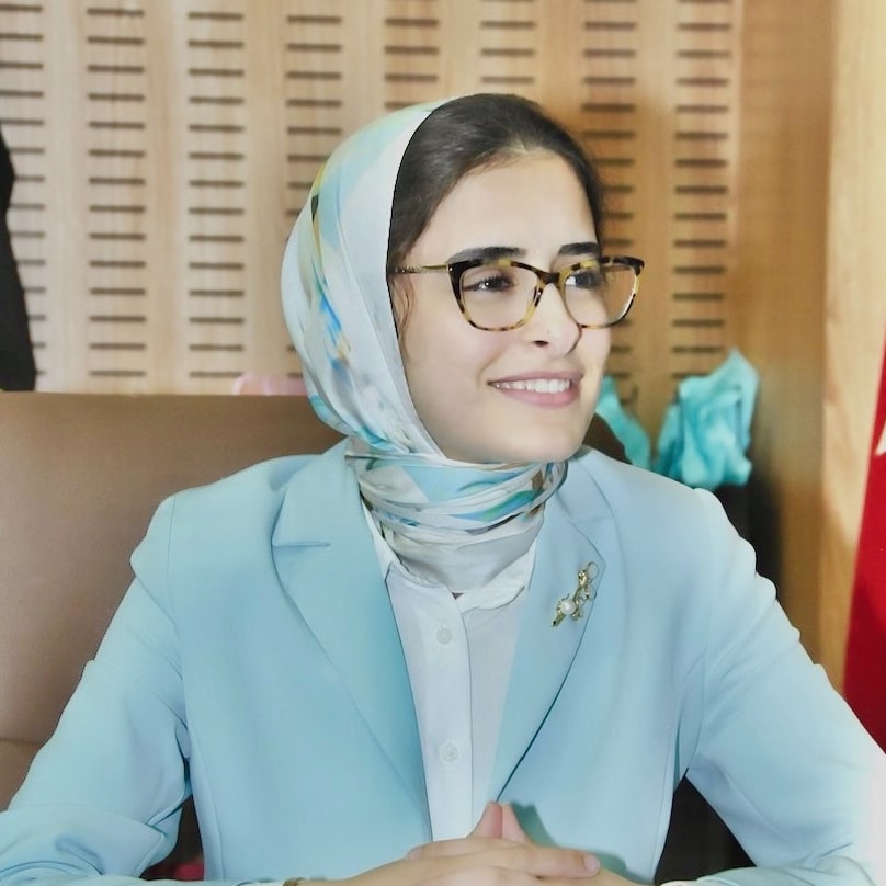Portrait professionnel de Dr RAMDANI Hajar en veste bleu clair